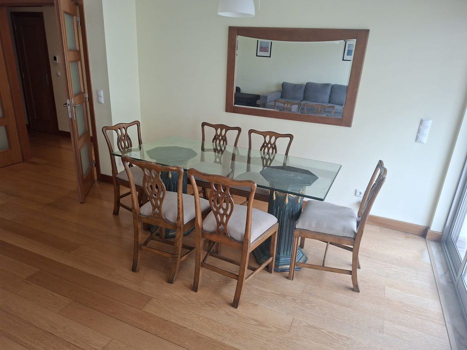 Vendo sala de jantar completa com pequenos sinais de uso