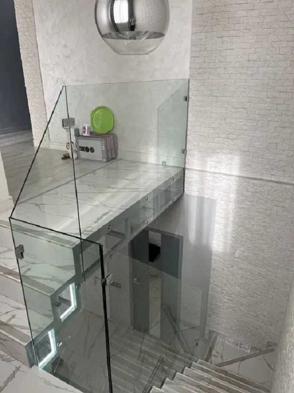 Продам  2-этажный дом с современным ремонтом в Лесках