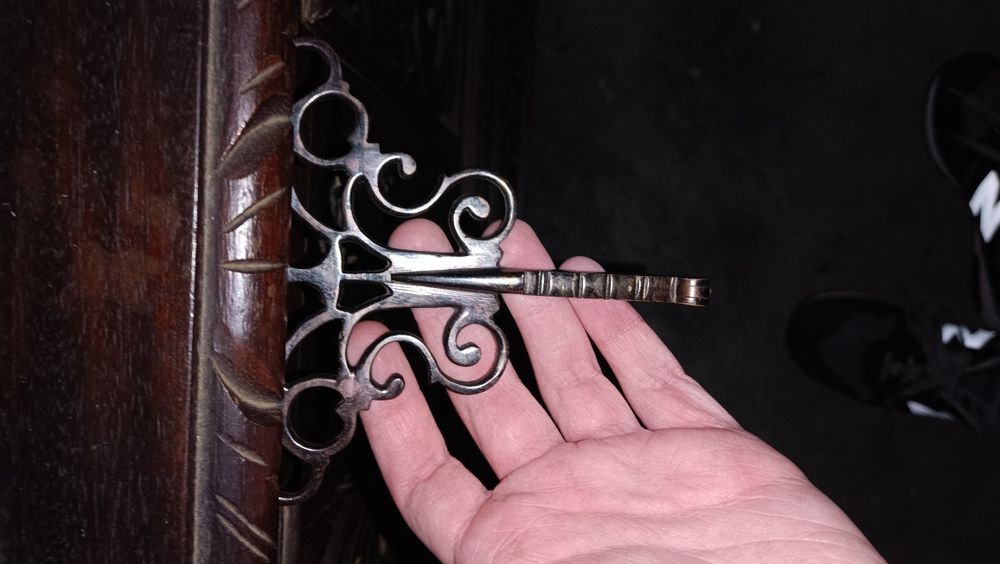 Baú vintage em madeira trabalhada