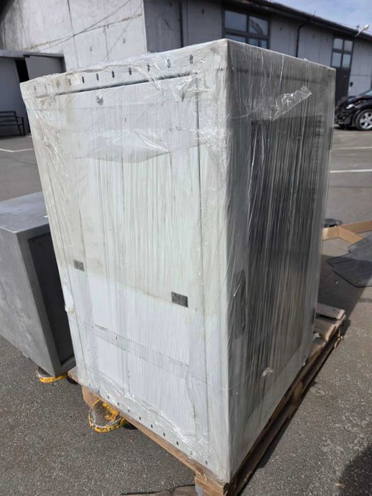 Шафа серверна Б/У, виробництво "Евроформат" у відмінному стані.