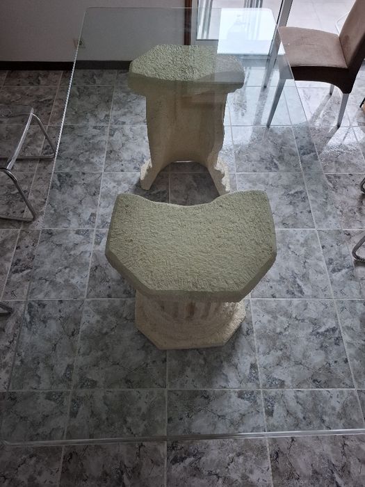 Mesa de vidro com pes em msrmore