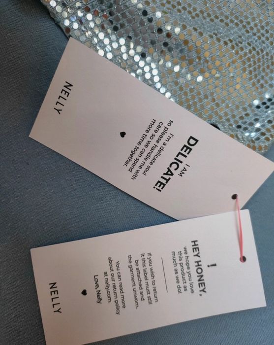 Nelly, cekinowy top w kształcie serca