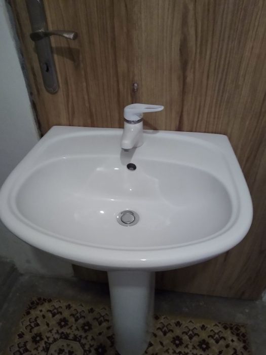 Umywalka z  baterią i półpostument