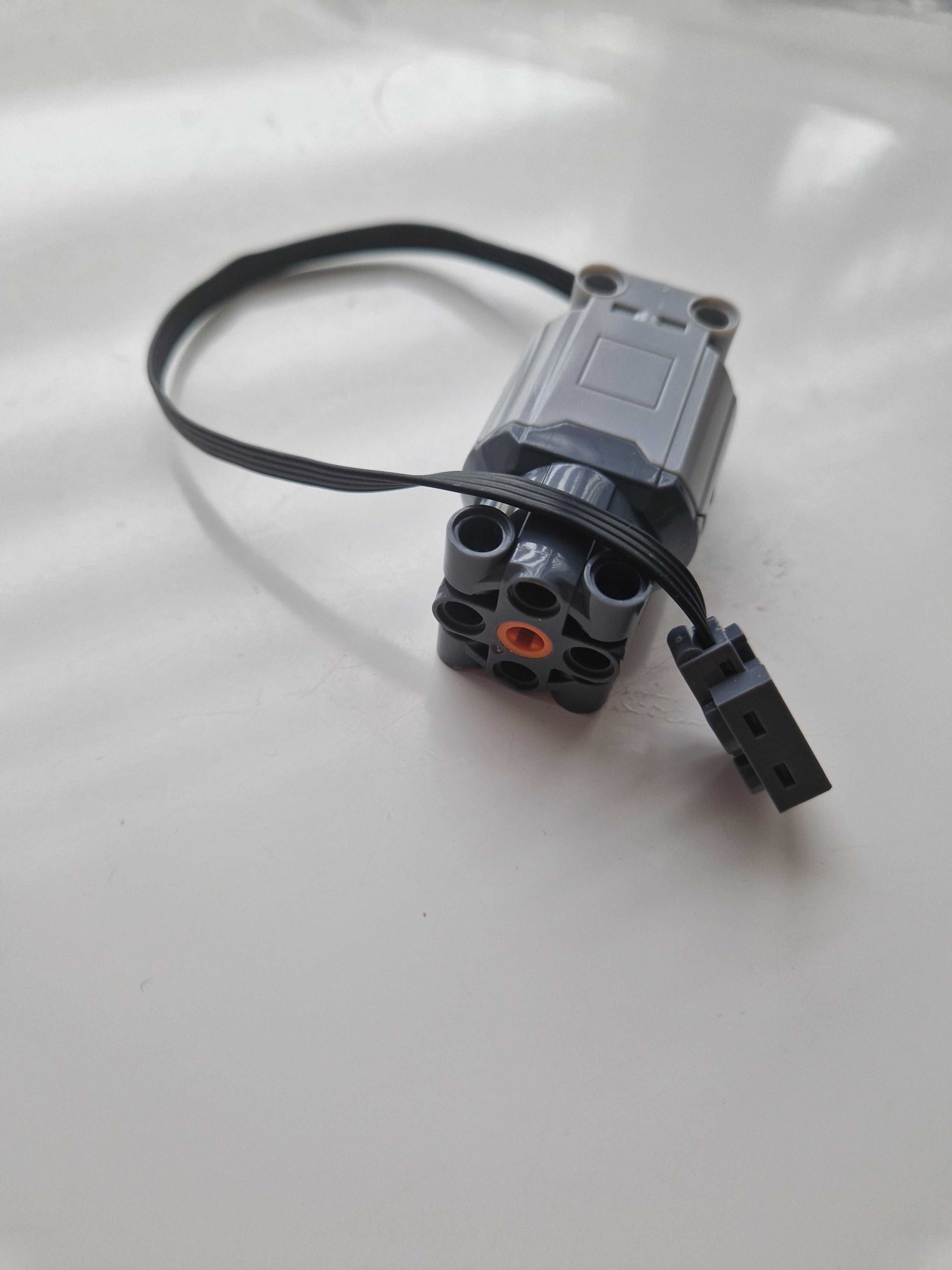 3 Silniki(M, L, i XL) do Lego Technic + pojemnik na baterie.