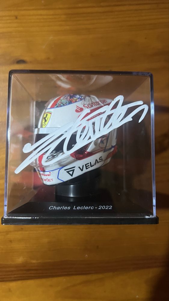 Miniatura 1:6 capacete Charles Leclerc assinado