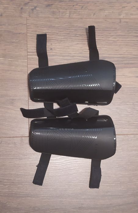 Ochraniacze dla nastolatka 12-15 lat rozm. M pilka nożna