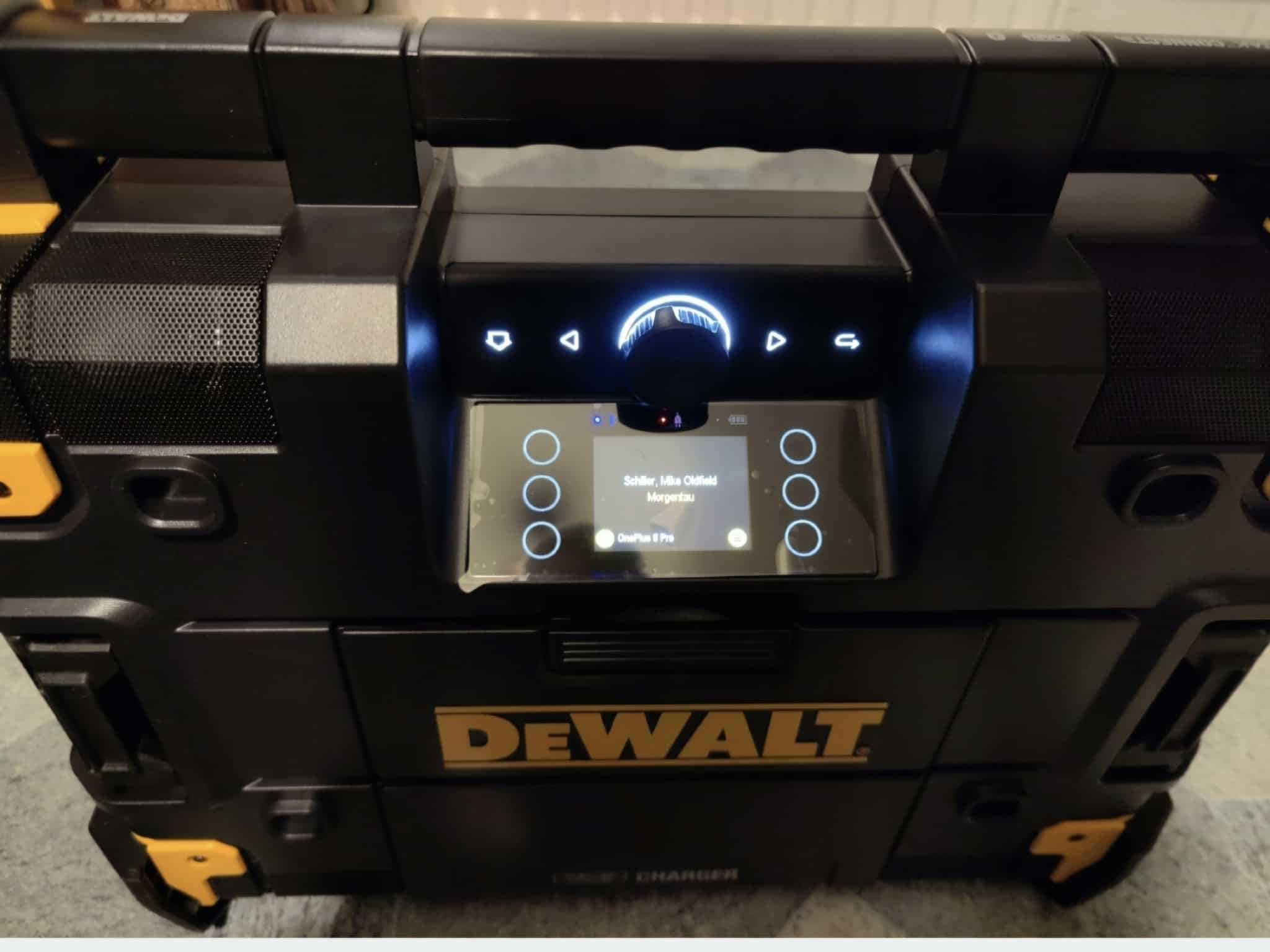 Radio budowlane DeWALT – potężny dźwięk i ładowarka w jednym.
