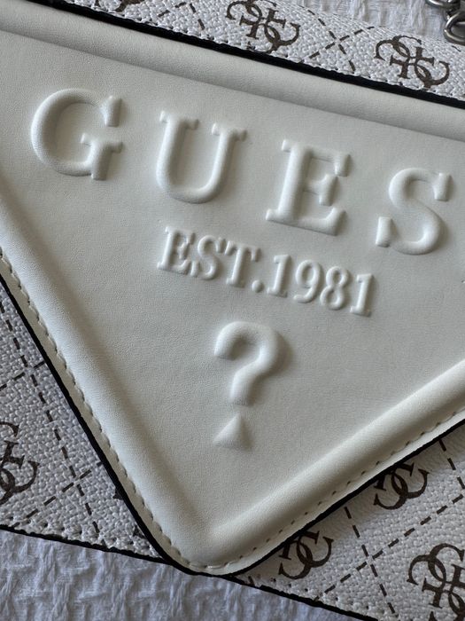 Mala guess branca e prateada
