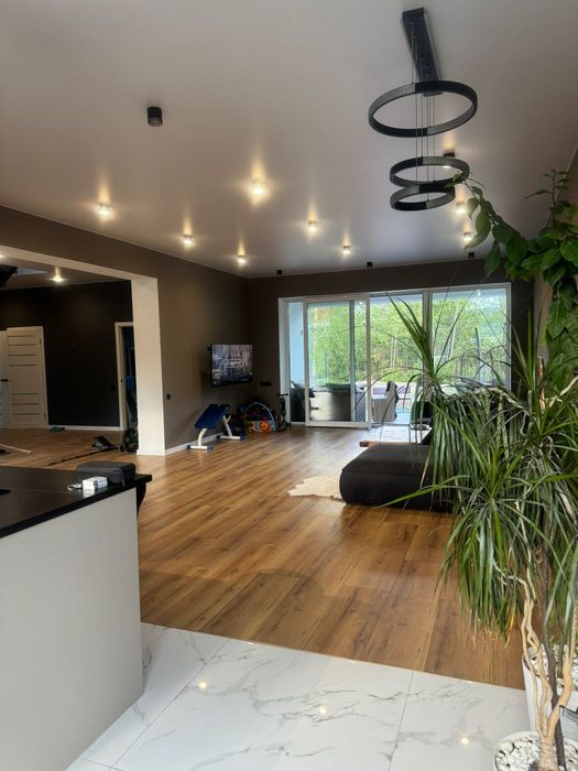 Сучасний сімейний будинок