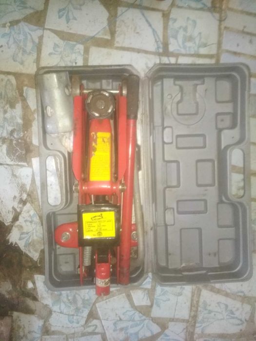 продам домкрат 2т.