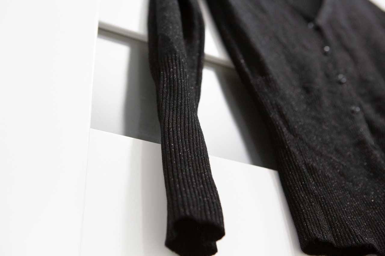 Reserved czarny sweterek ze srebrną nitką M