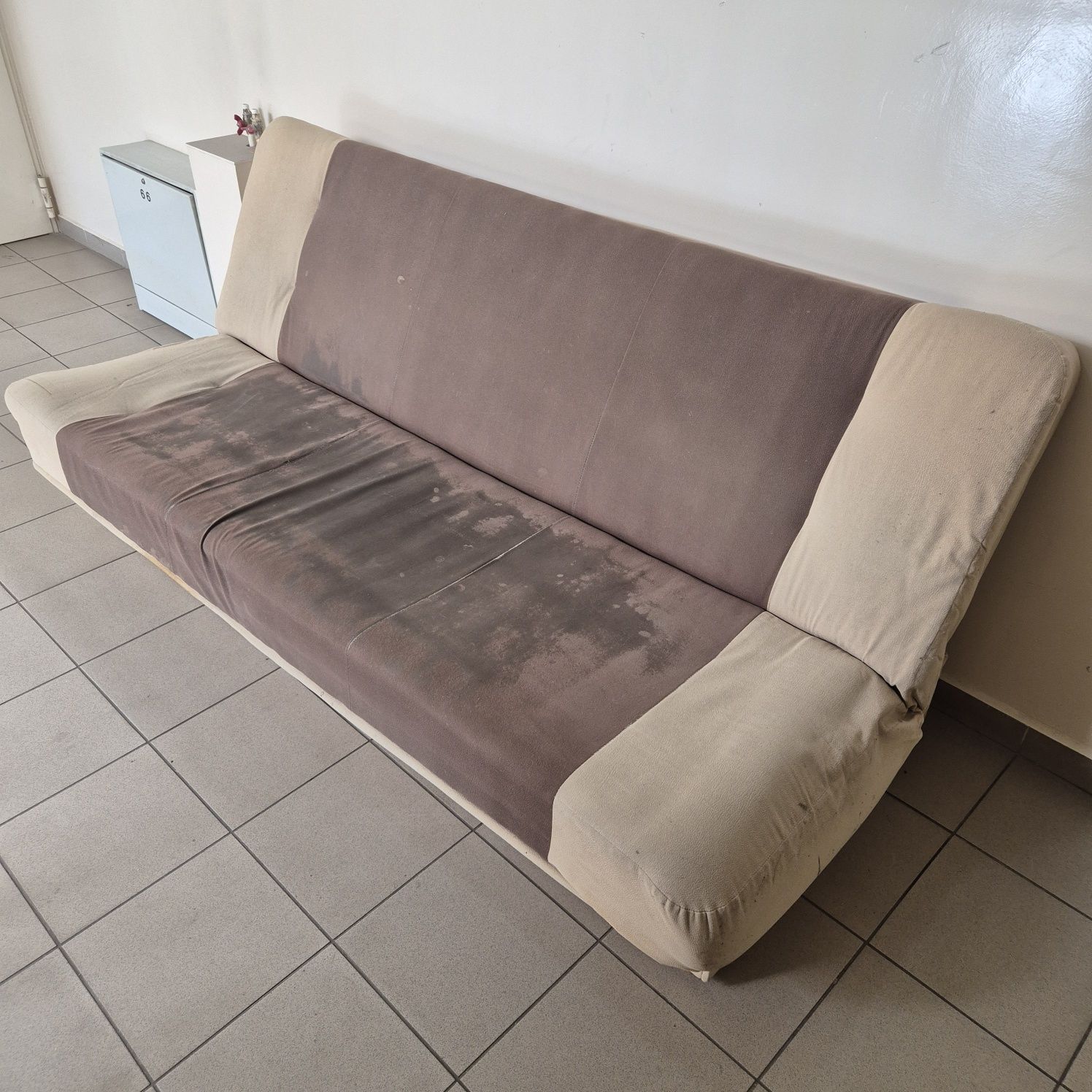 Sofa z funkcja spania i miejscem na posciel / wersalka