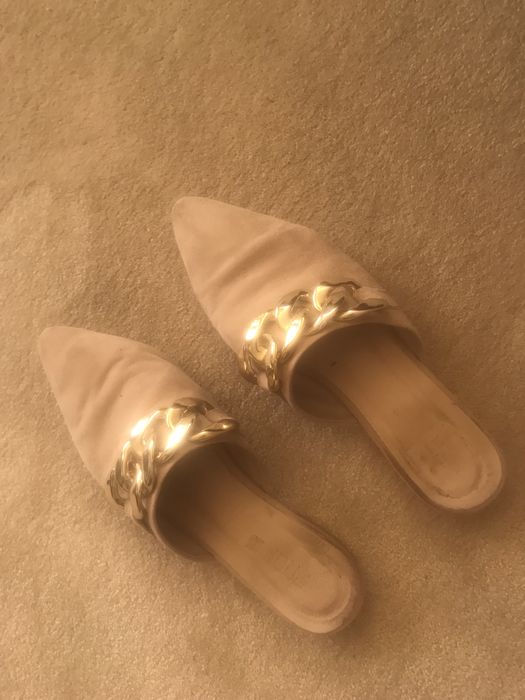 Mules bege prof com detalhes em dourado