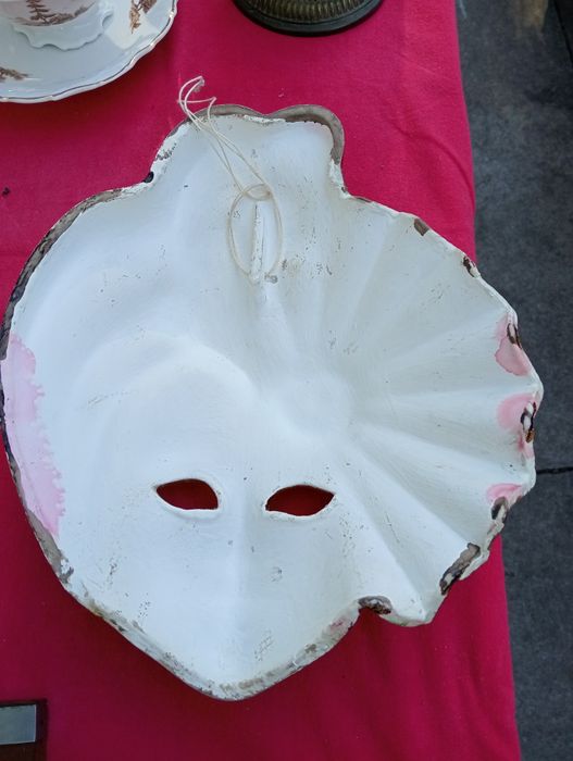 Máscara veneziana em cerâmica . Preço: 55,00€