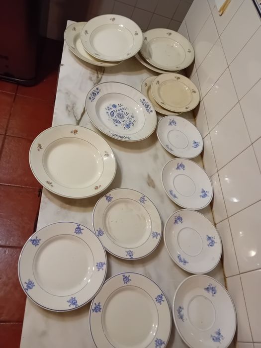 Conjunto de Pratos/Pires Diversos