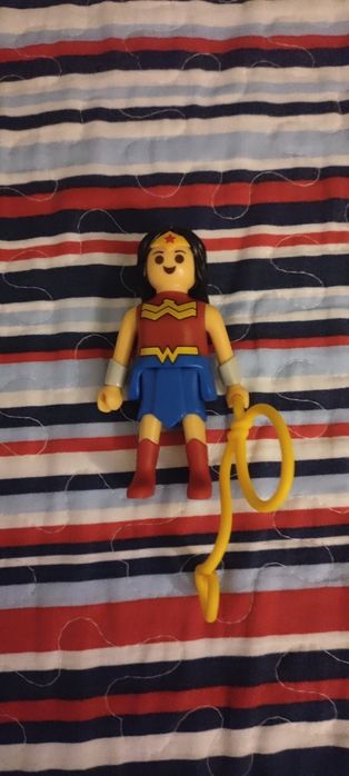 Mulher Maravilha DC Kinder Maxi