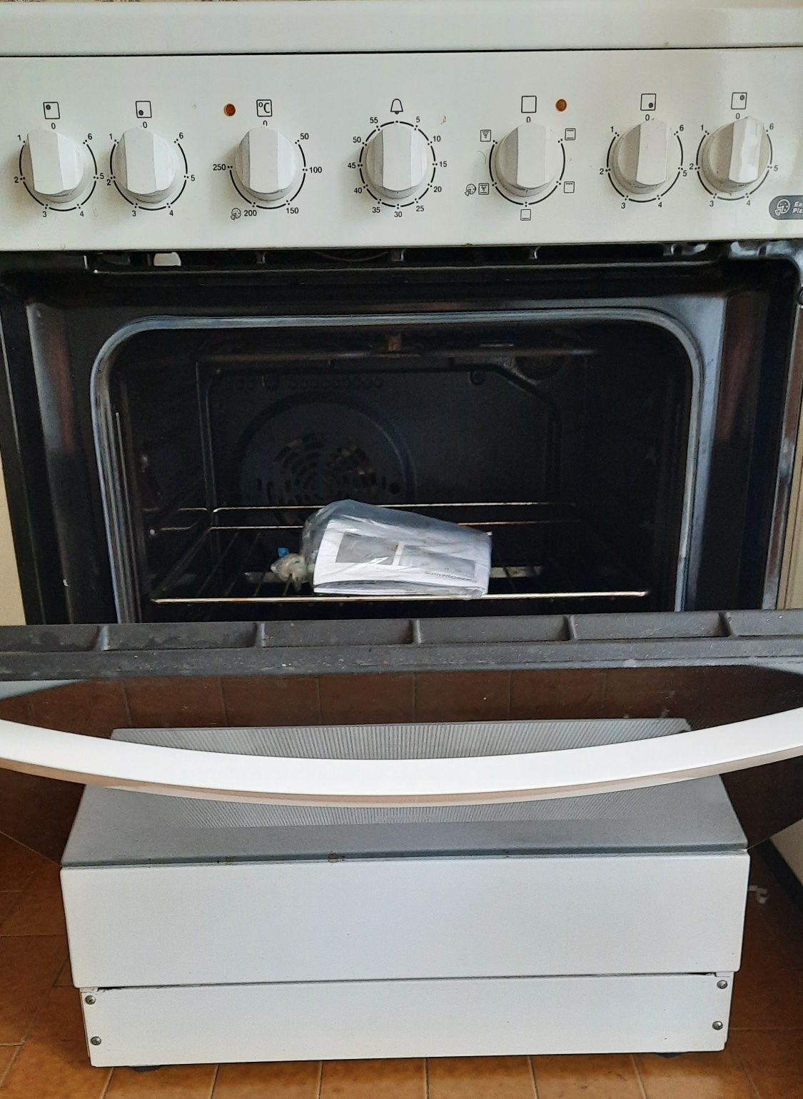 Fogão Zanussi com placa vitroceramica e forno com ventoinha turbo