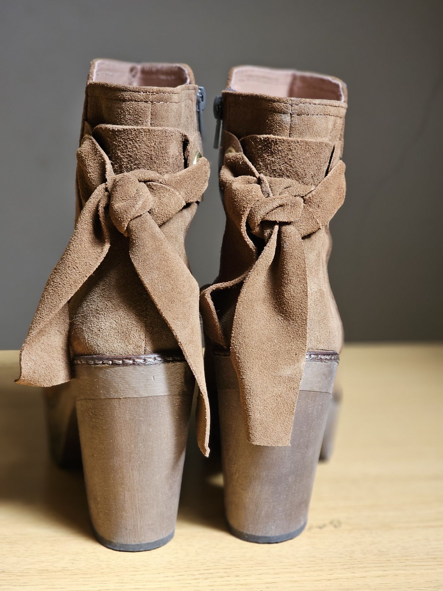 Botas novas (tacão) 39