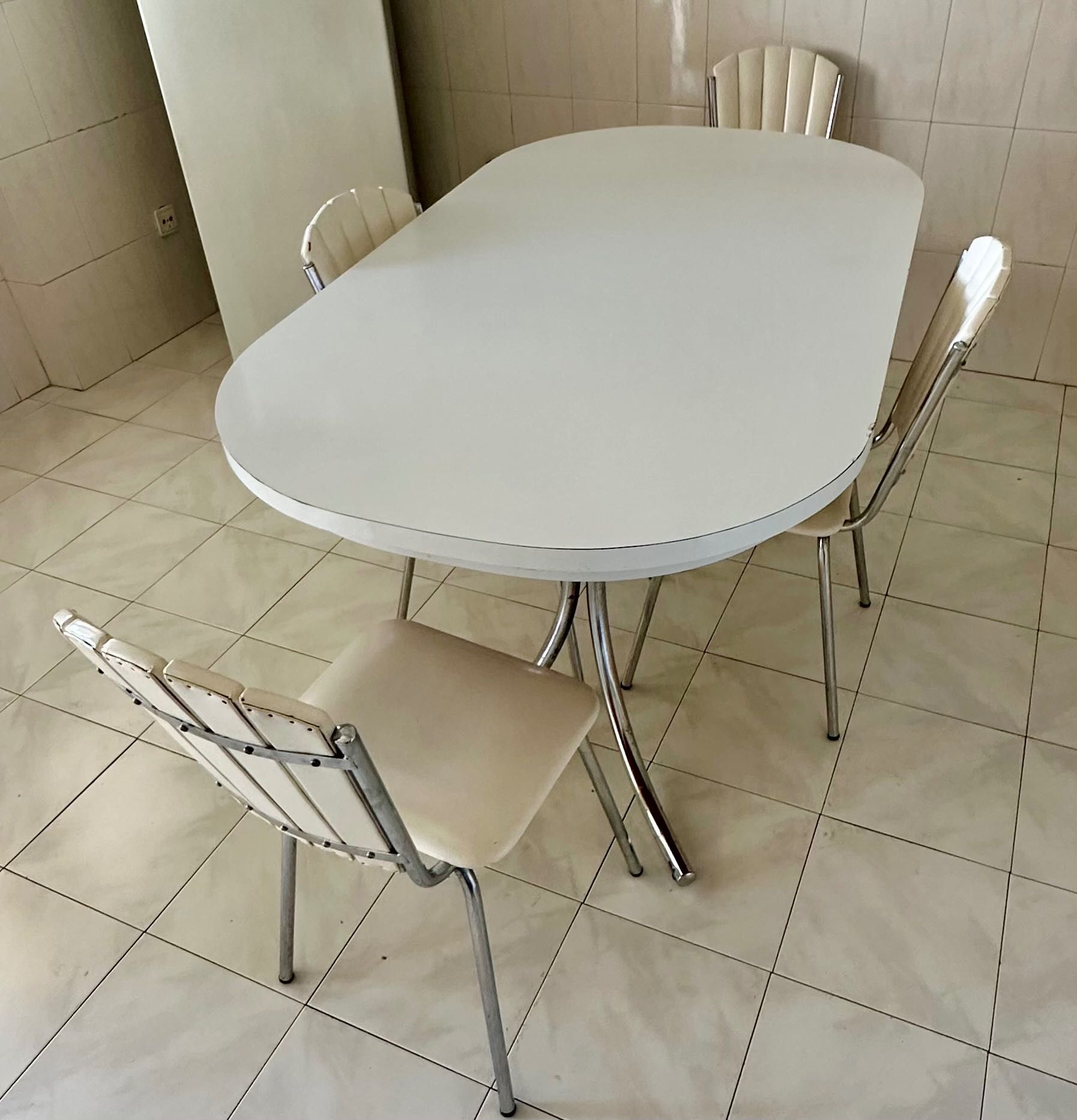 Mesa de cozinha Branca Oval com 6 cadeiras