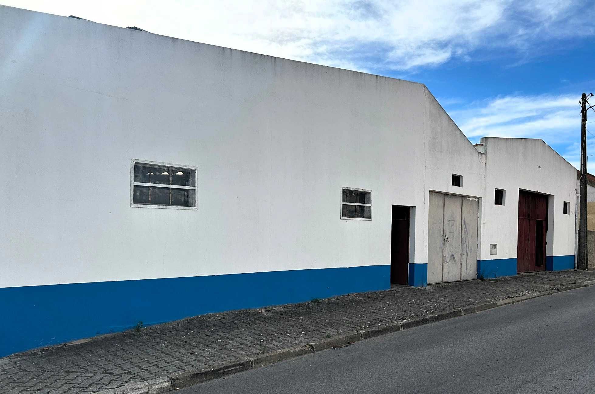 Aluga-se Conjunto de Armazéns Amplos Perto do Centro de Grândola