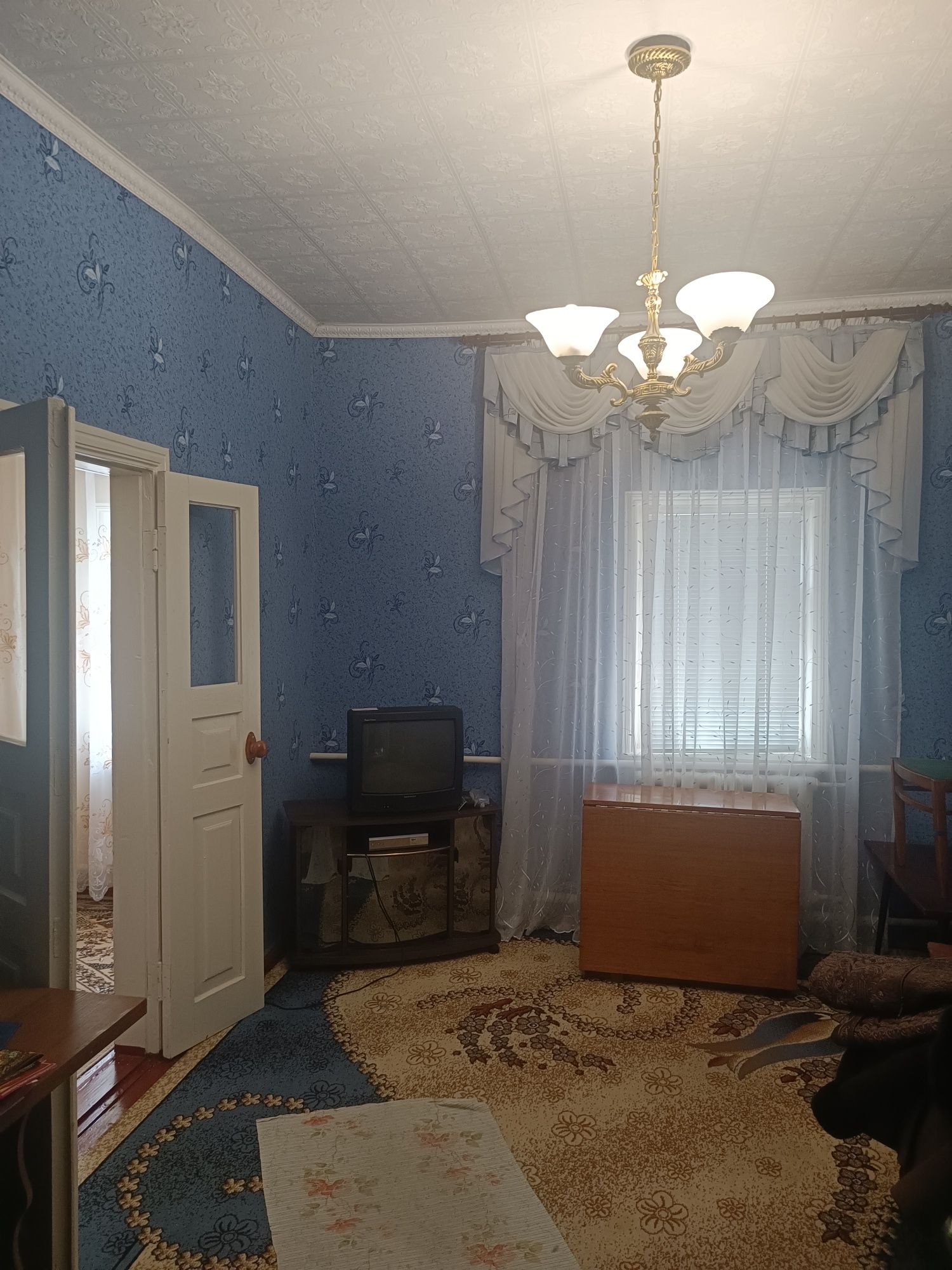 Продаж окремого будинку в центрі села .