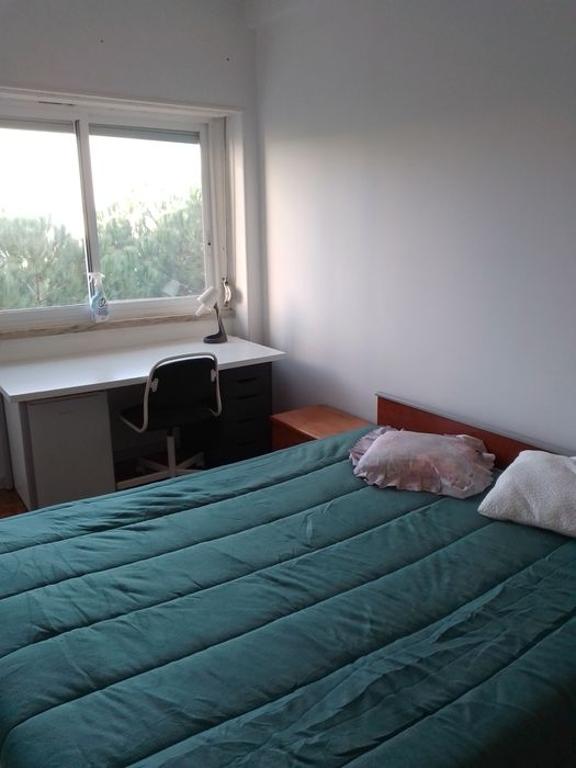 Quarto para TRABALHADORA perto da estação de Queluz