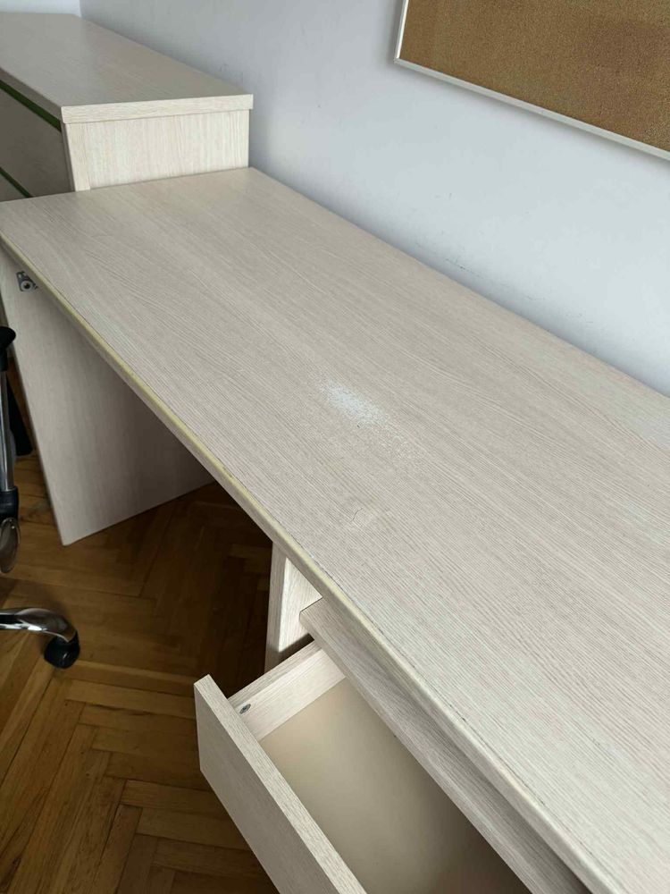 Zestaw mebli ( biurko, szafka, komoda, szafa, fotel)