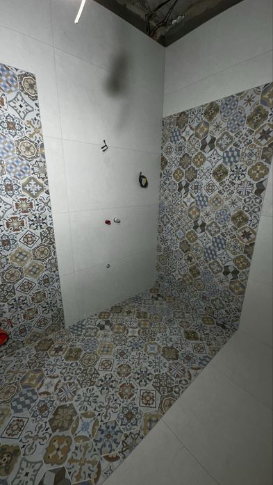 Плиточник Укладка плитки різного формату.