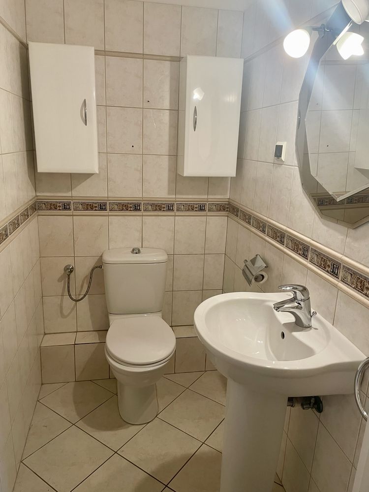Wyposażenie łazienkowe: toaleta + umywalka + 2 szafki + lustro z lampa