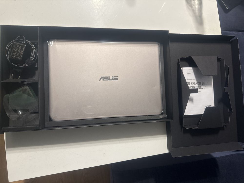 Asus Zenbook UX305C / 13,3 cala, ram 4gb, SSD 120gb