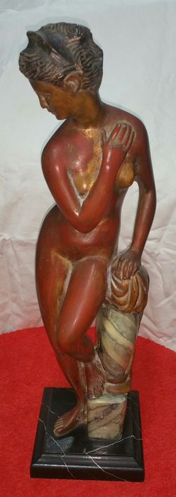 Estátua feminina