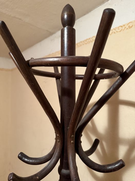 Давня вішалка для одягу дерево