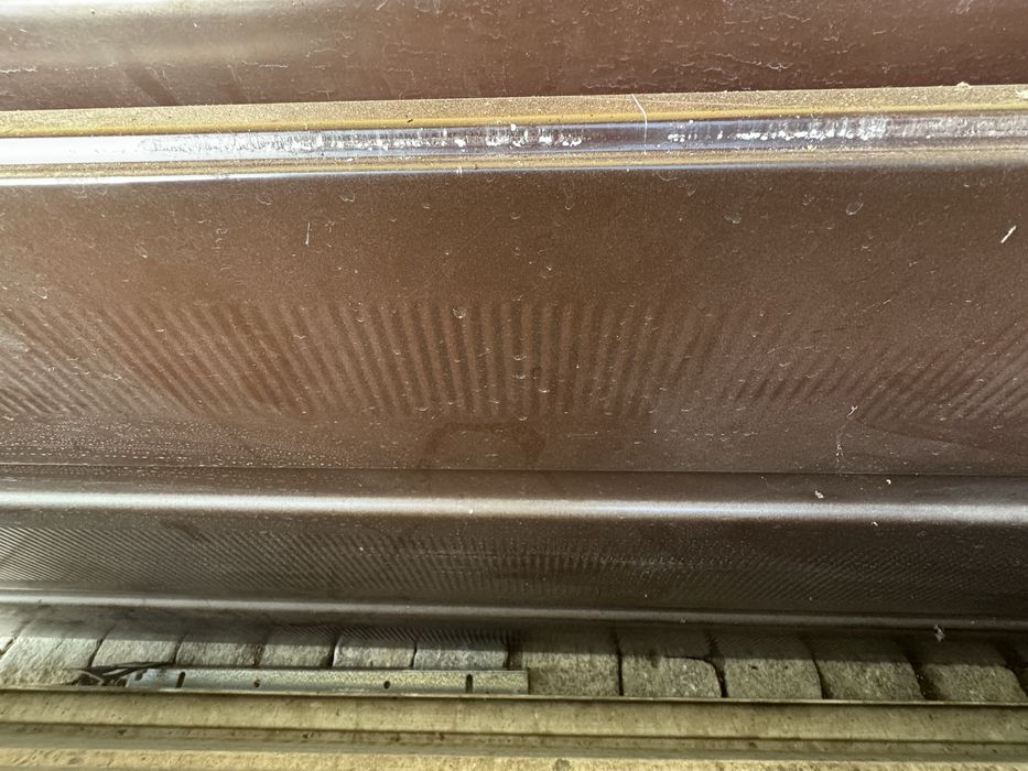 Portão seccionado em chapa cor castanho completo