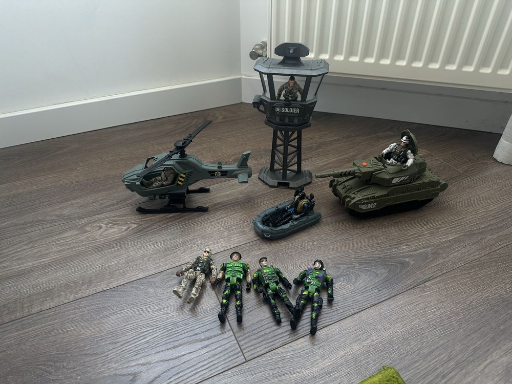 Продам игрушечный военный набор