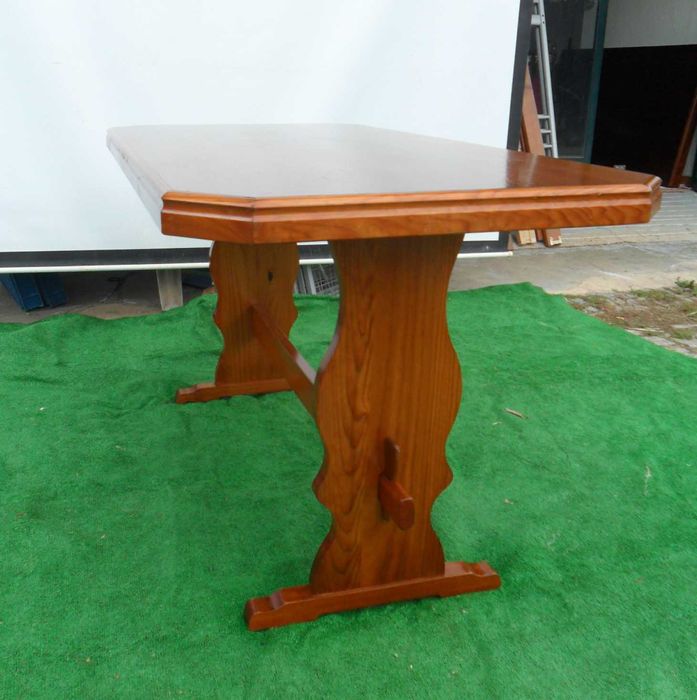 Mesa de cozinha em madeira com cadeiras