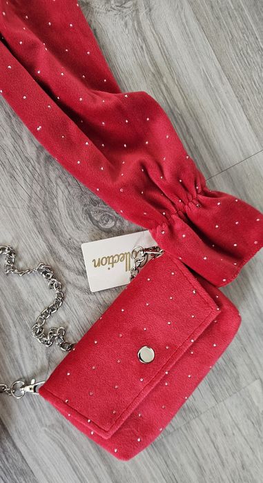 Czerwona sukienka welurowa z torebką.