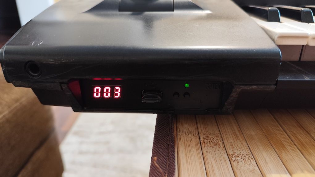 Продам синтезатор Korg i30
