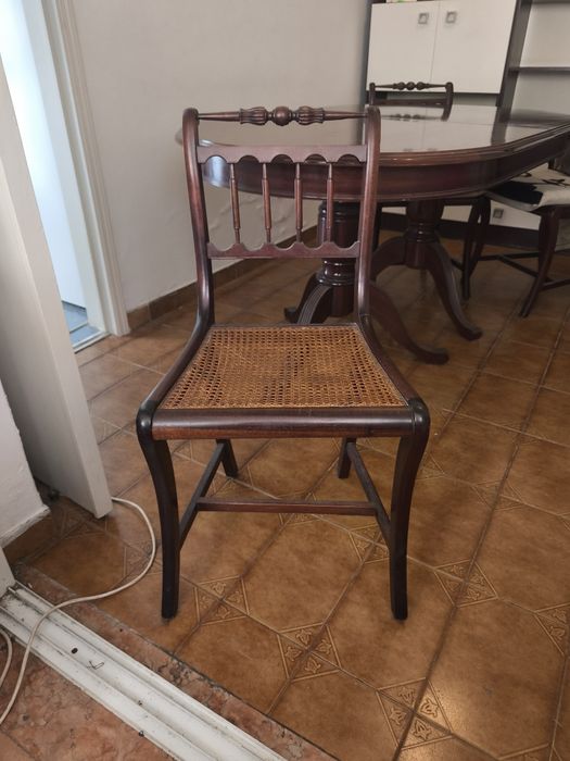 Mesa e 4 cadeiras com almofadas