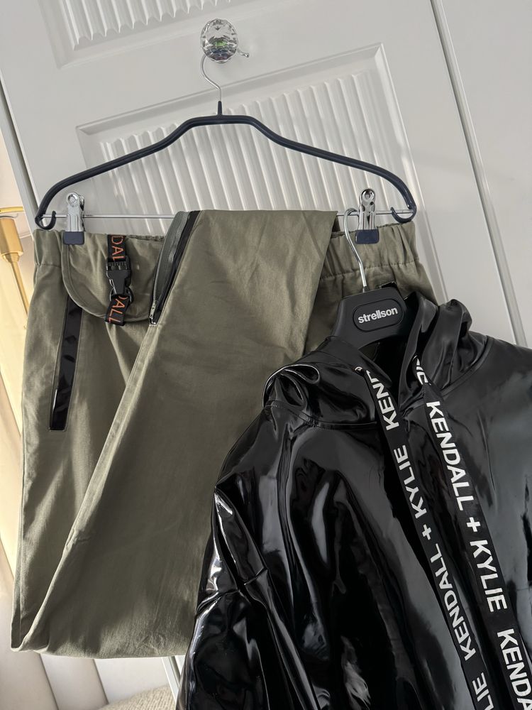 Elegancka Lakierowana Kurtka-Hoodie Kendall + Kylie