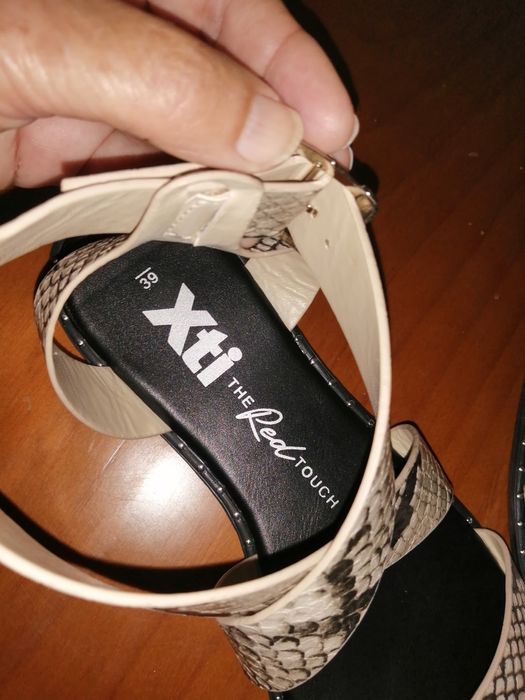 Sandálias novas com etiqueta marca Xti tamanho 39