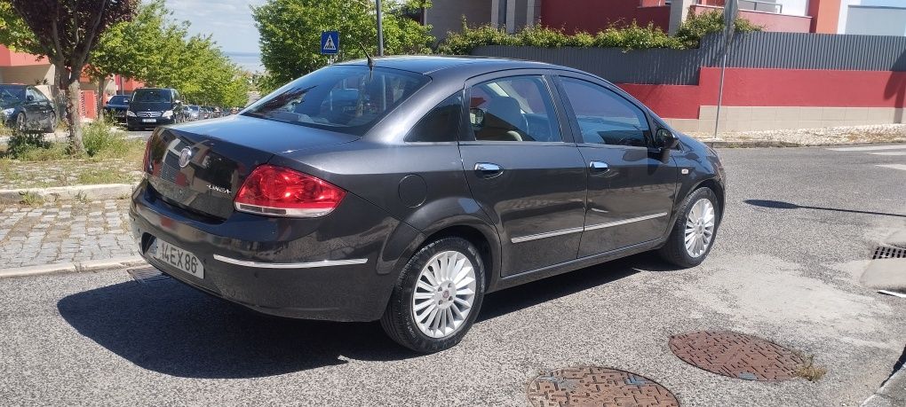 Fiat linea 1.3 multijet emotion impecável no geral