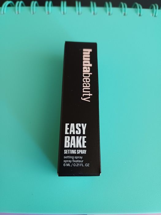 Spray utrwalajacy makijaz Huda Beauty