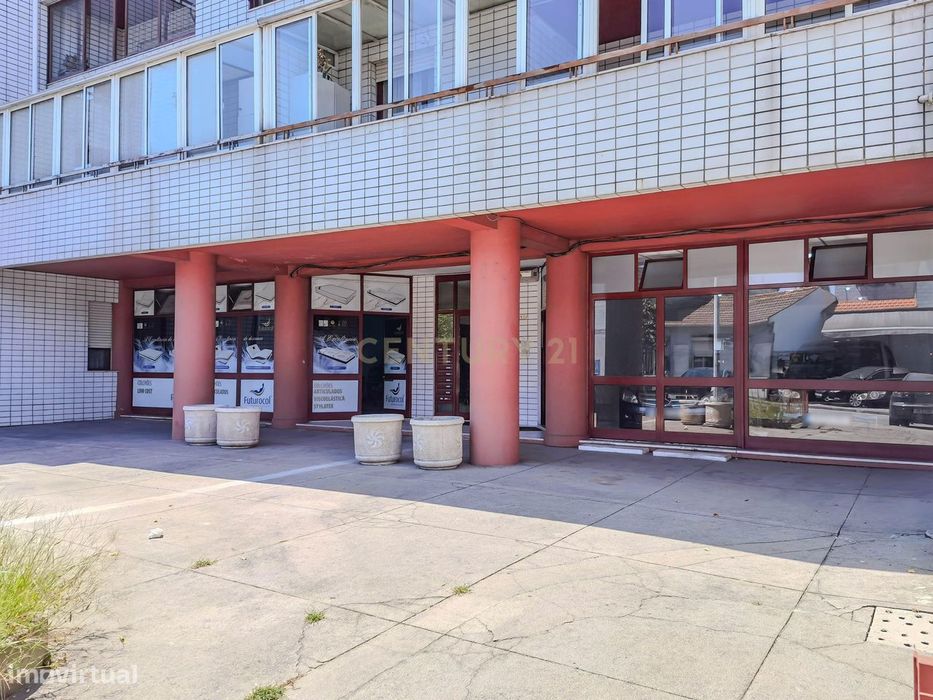 Loja em Águas-Santas (Milanesa) com 240m²