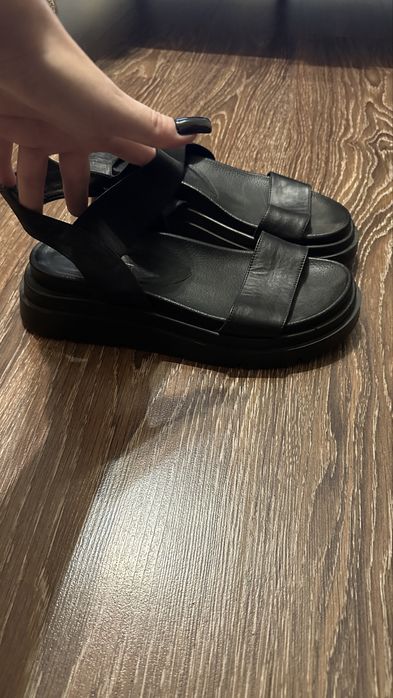 чорні босоніжки на платформі