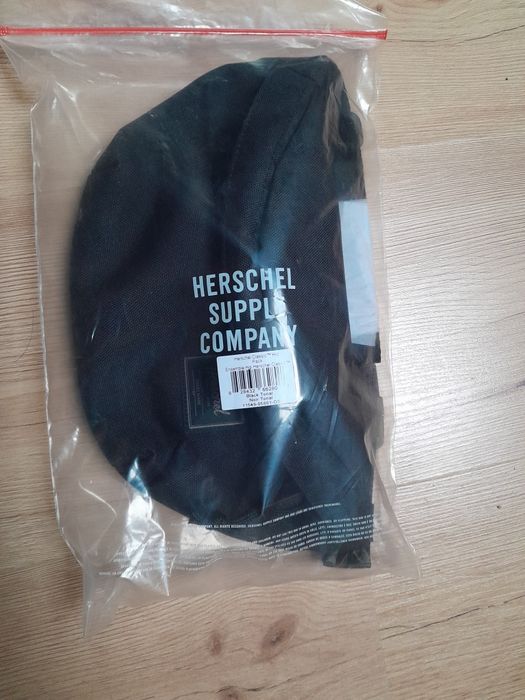 Nowa czarna nerka Herschel