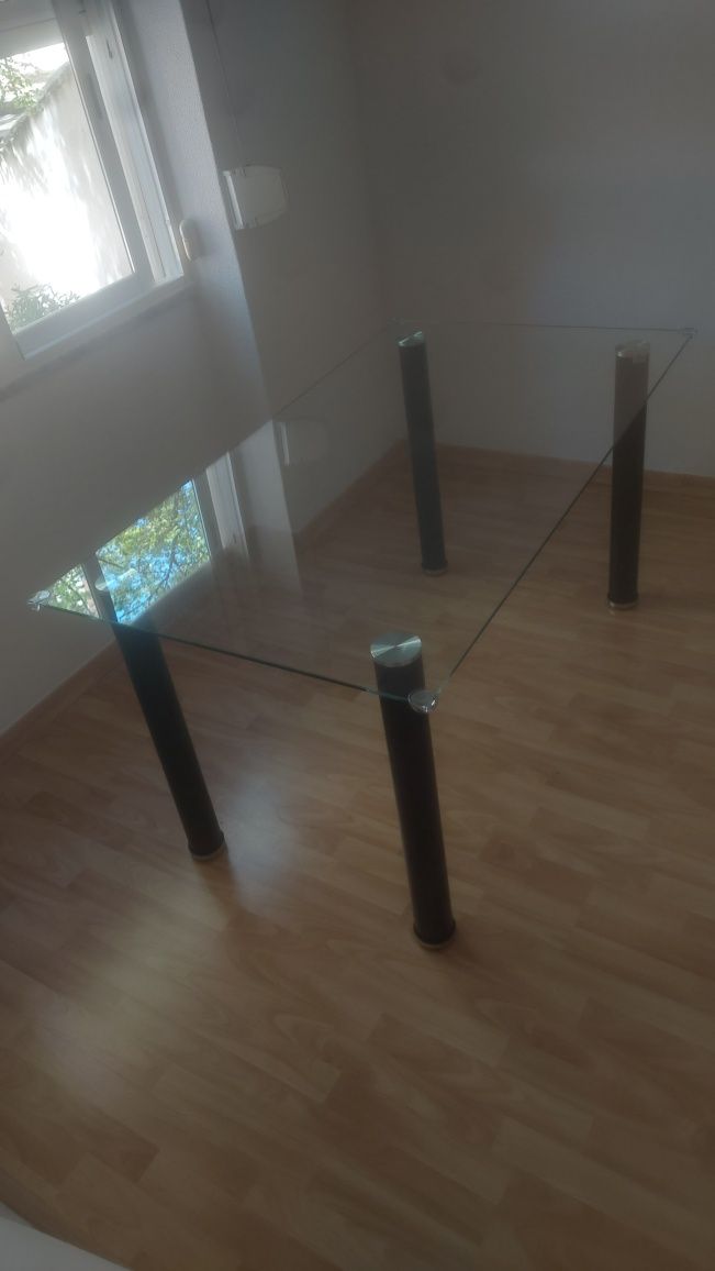 Mesa e vidro nova