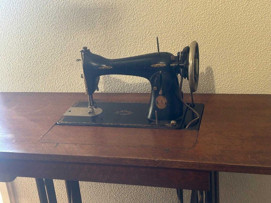 Máquina de Costura Singer com móvel ( muito Antiga )
