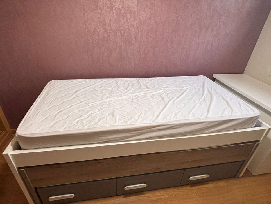 Cama solteiro embutida com arrumação