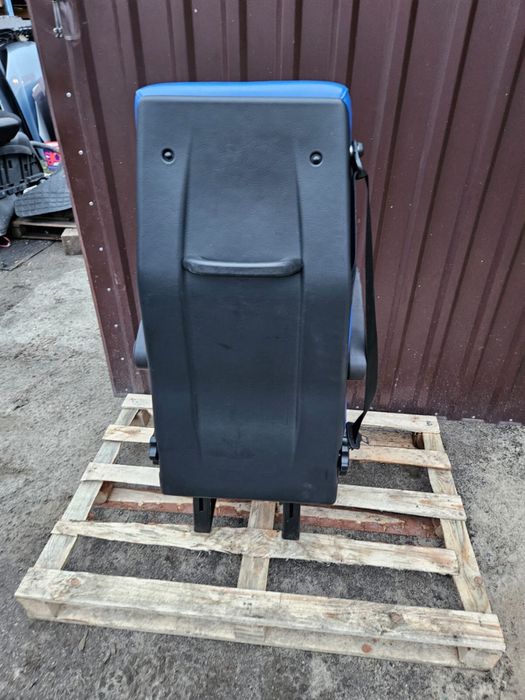 FOTEL samochodowy z pasem i podłokietnikami