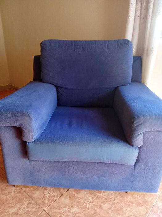 1 mesa /4 cadeiras / 1 poltrona + 1 sofá/ 1 móvel entrada + espelho
